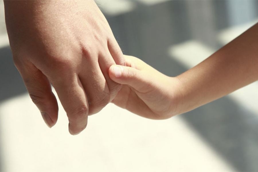 Impulsan una licencia laboral para padres y madres que adoptan
