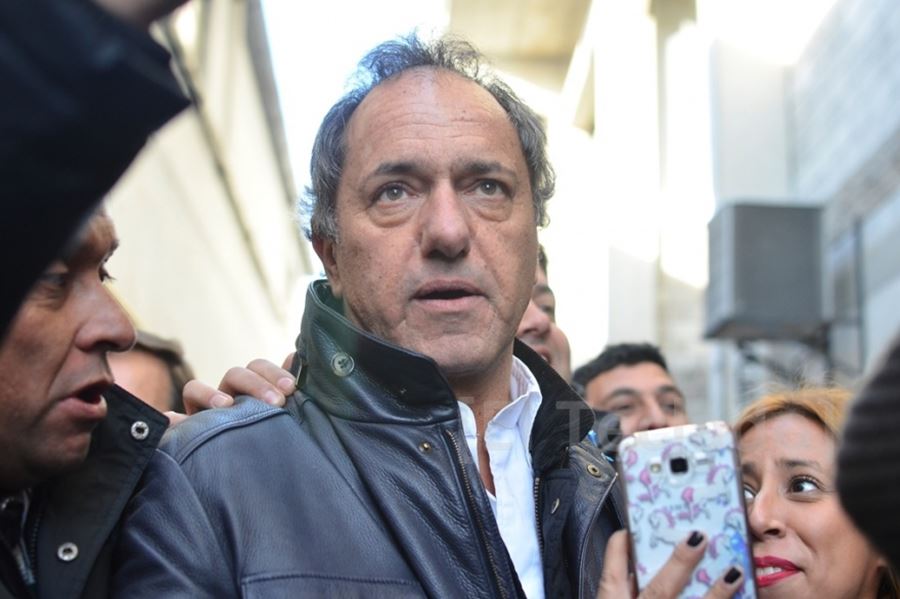 Entretelones de Arsenal: Empujones a la prensa y un intendente que le preguntó a Scioli por la novia