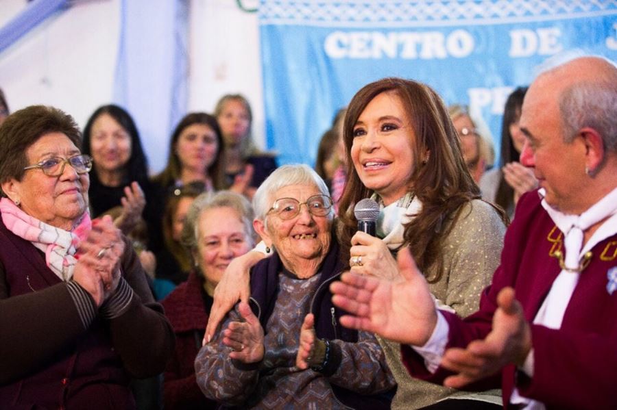 Cristina, de campaña con los jubilados: "La esperanza la tienen ustedes en su mano al votar"