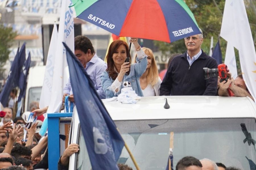 CFK desembarcó en La Matanza a bordo del "cristimovil" y ratificó su llamado la unidad