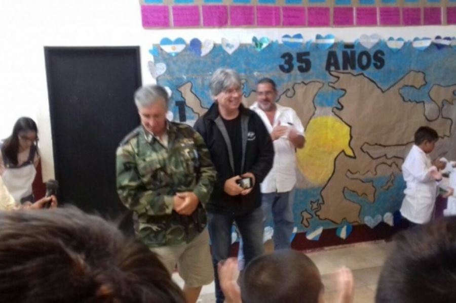 Denuncian que en una escuela primaria "reivindicaron la dictadura y llevaron armas de fuego"