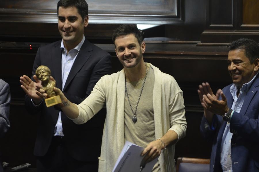 Axel fue galardonado con el premio María Elena Walsh por su labor solidaria