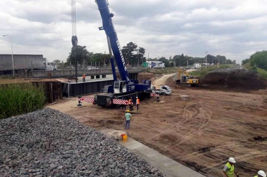 Recalculando: El puente ferroviario construido sobre la ruta 5 de Luján es más angosto que el tren