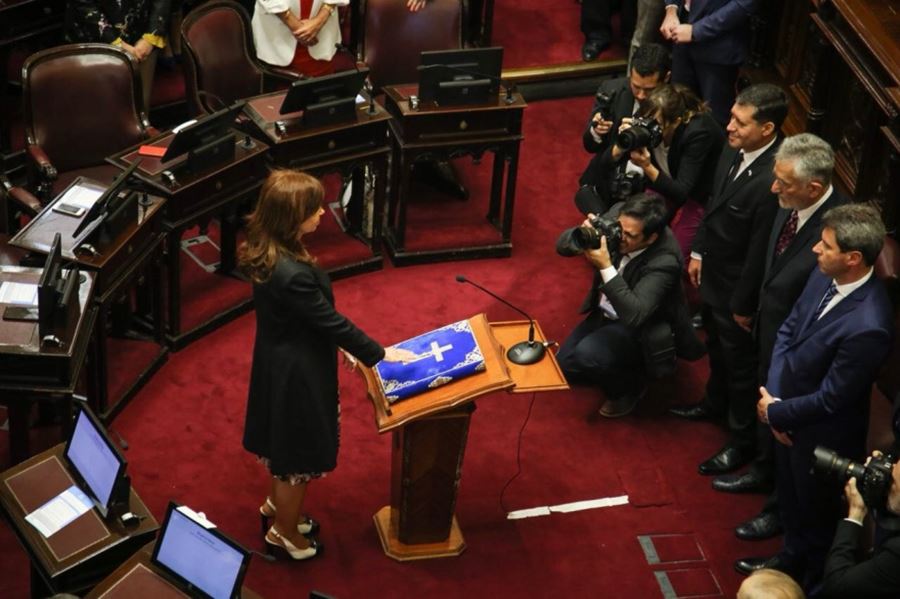 La foto esperada: CFK juró como senadora nacional