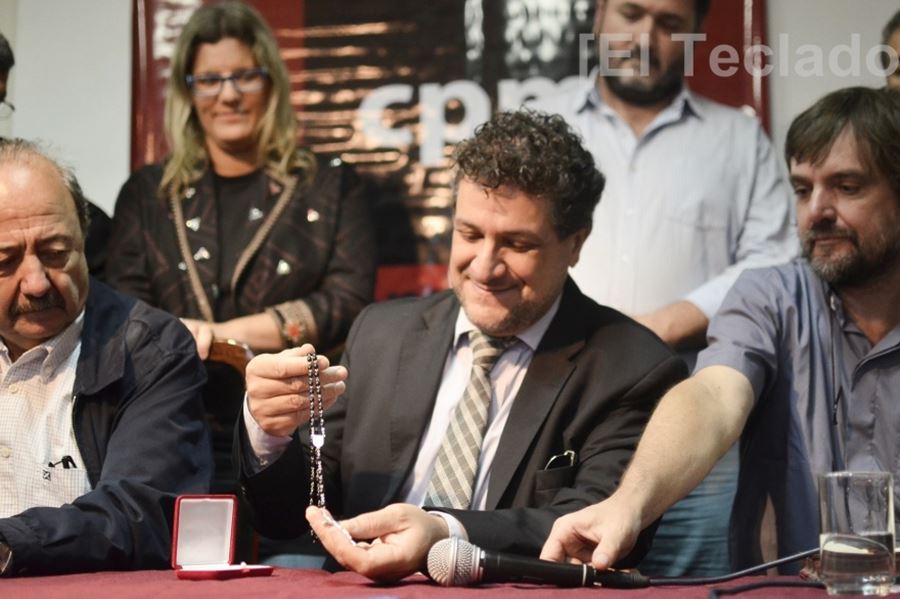 El papa le envió un rosario bendecido al juez Arias: “Francisco agradece tu rectitud y reza por vos”