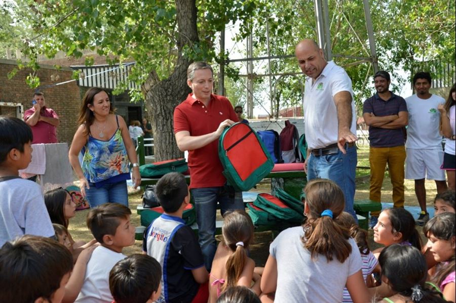 Fernando Gray entregó ropa deportiva a los chicos de las colonias municipales