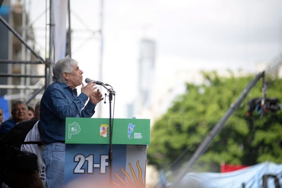 Con un discurso escueto pero explosivo, Hugo Moyano se descargó: "Tengo suficientes pelotas para defenderme solo"
