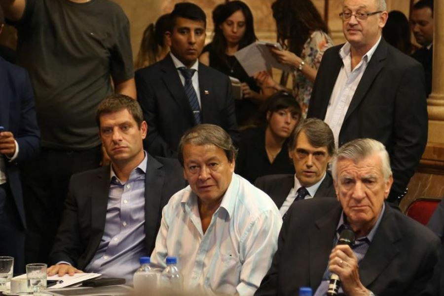 El bloque Justicialista calificó de "lamentable" el pase de Caputo por la comisión bicameral