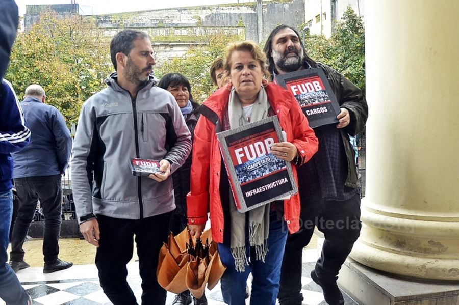 Docentes llevaron los problemas del sistema educativo al interior de la Legislatura con un carpetazo