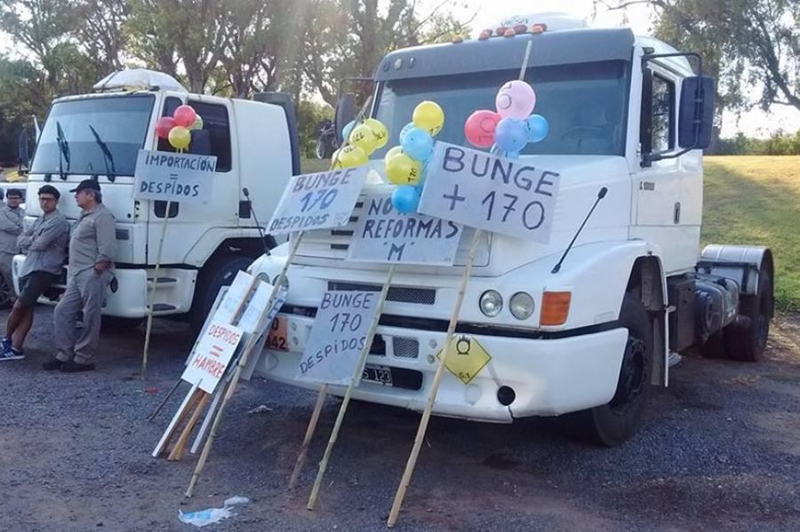 Escenas que se repiten: 60 trabajadores de Bunge intentaron fichar, y se enteraron que estaban despedidos