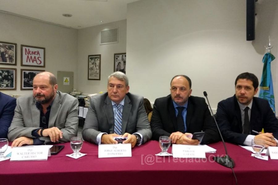 Con la prensa "de patitas a la calle", comenzó el juicio político al juez Arias