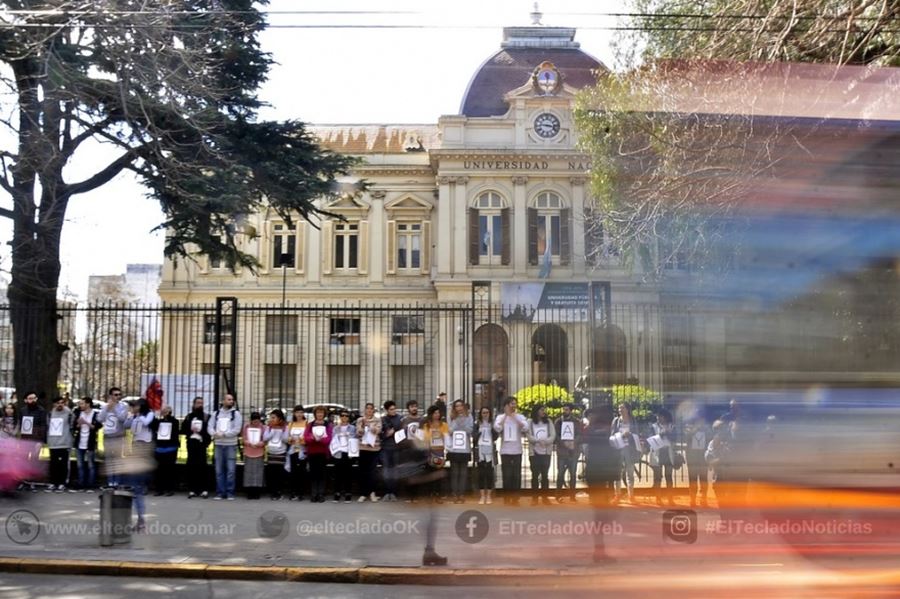 En fotos: Intervención artística a favor de la educación pública frente al Rectorado de la UNLP