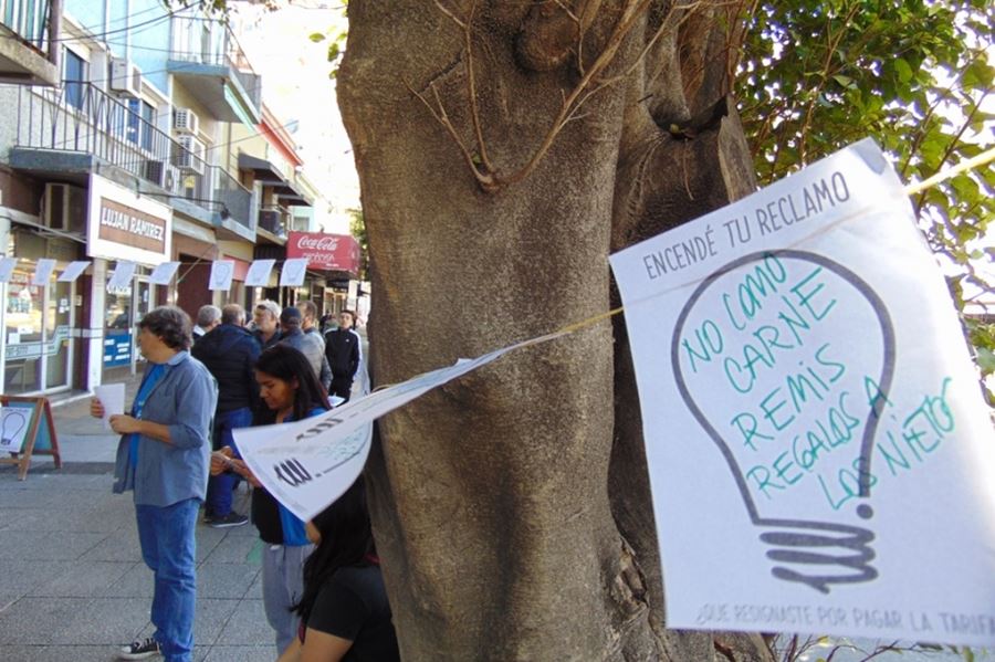 Realizaron una intervención frente a Edenor, bajo la pregunta ¿qué dejaste por pagar la tarifa?