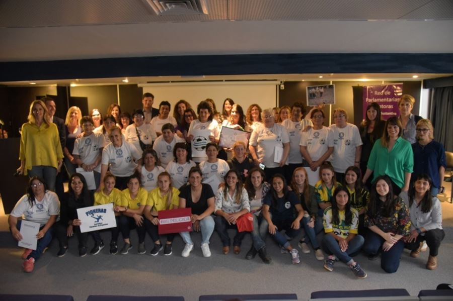 Para promover la inclusión en el deporte, lanzaron la campaña de fútbol femenino “Nivelemos la cancha”