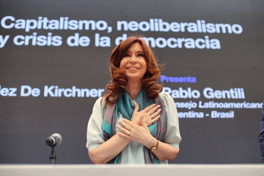 Cristina Fernández: “Tenemos que abandonar las categorías de izquierda y derecha"