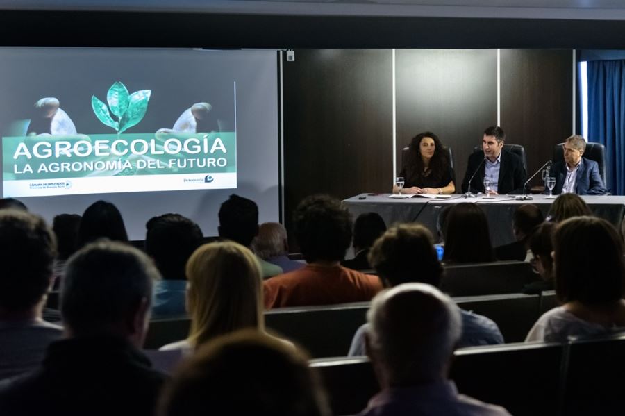 "Los problemas de hoy son debido a un modelo conceptual de agricultura equivocado"