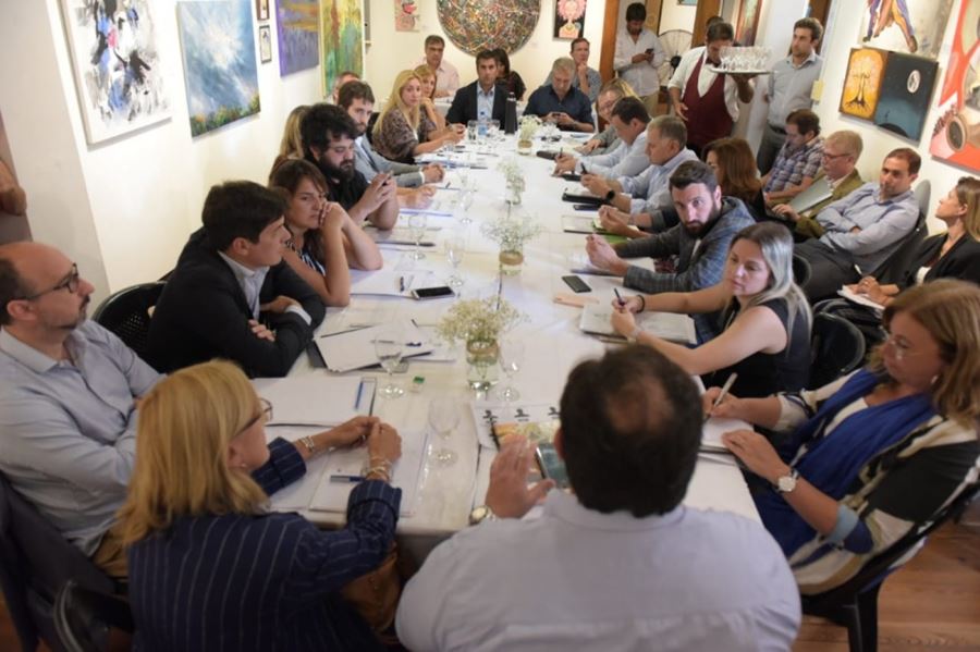 Legisladores e intendentes debatieron en Azul el desdoblamiento de las elecciones