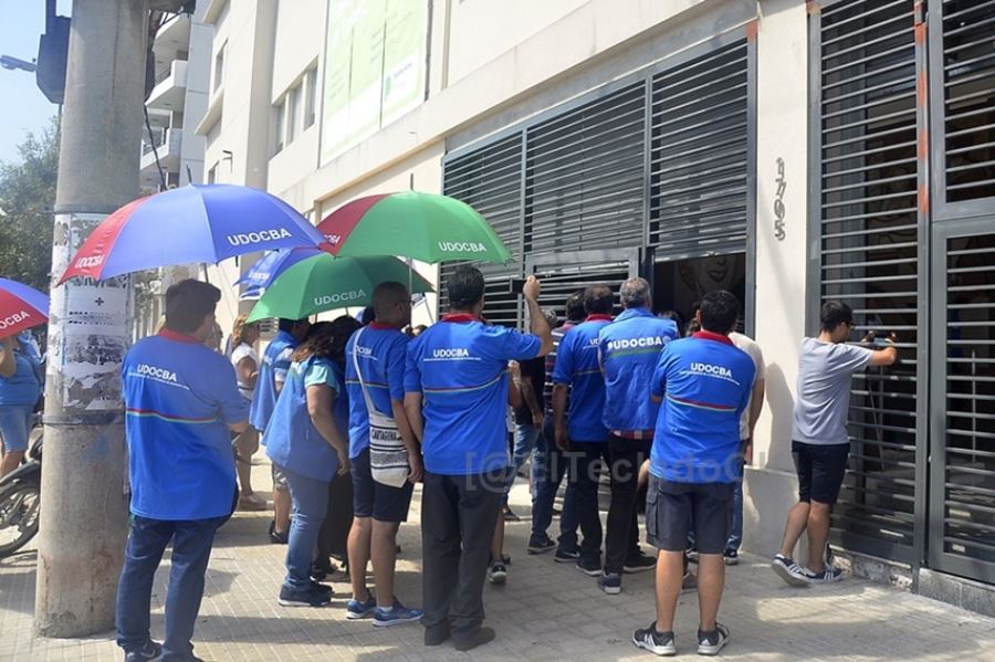 Insólito: Docentes se quedaron encerrados en el ascensor en el ministerio de Trabajo
