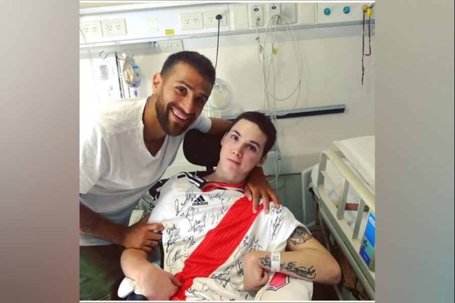 El jugador Leonardo Ponzio visitó a Alan Guevara y le llevó otra camiseta de River