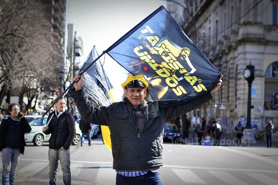 A pedido de los taxistas, prohíben el avance de Uber en tierra de Cambiemos