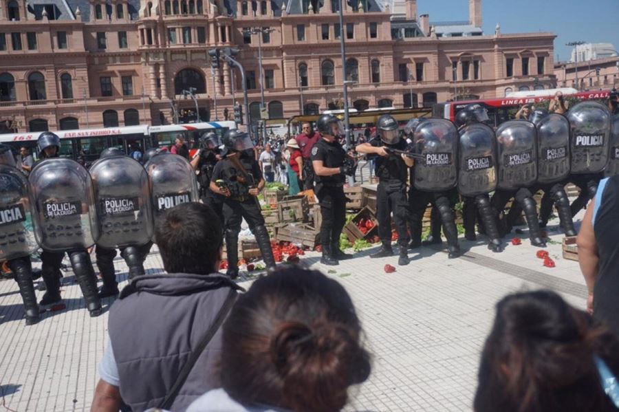 El gobierno reprimió a los productores que realizaban un feriazo en Constitución