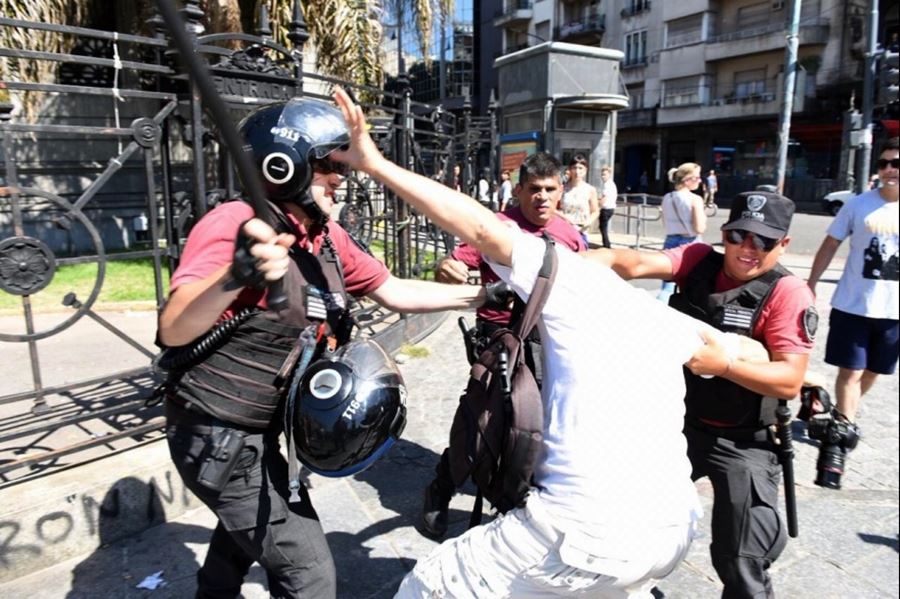 Reprimieron a los trabajadores de Madygraf y detuvieron a los reporteros gráfico que fotografiaron el verdurazo