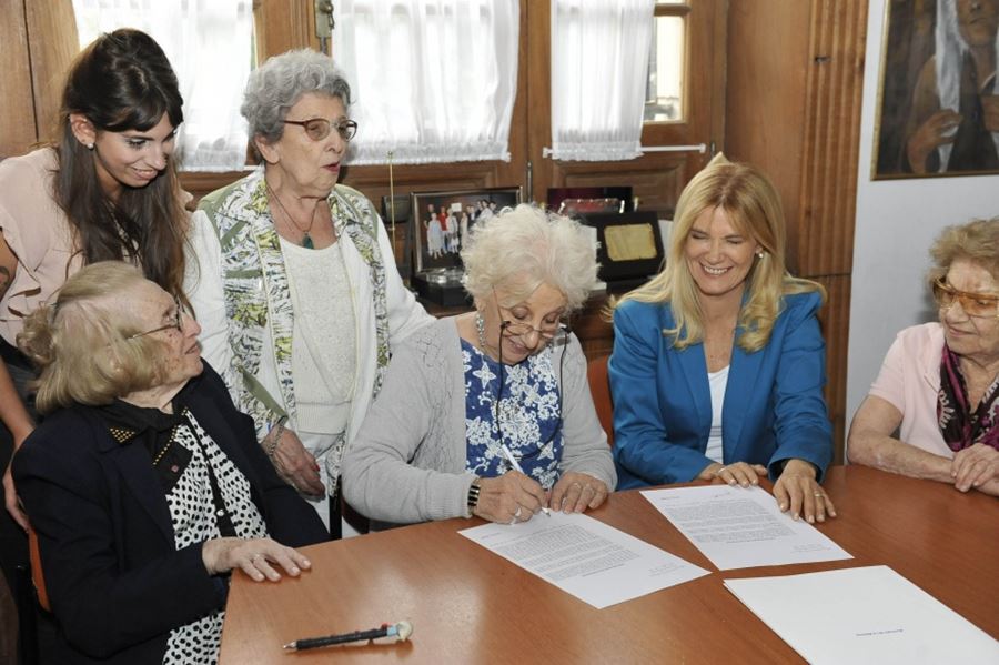 Verónica Magario firmó un convenio con la titular de Abuelas de Plaza de Mayo, Estela de Carlotto