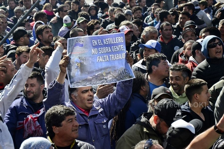 Trabajadores marchan a la Gobernación en reclamo de la reactivación del Astillero Río Santiago