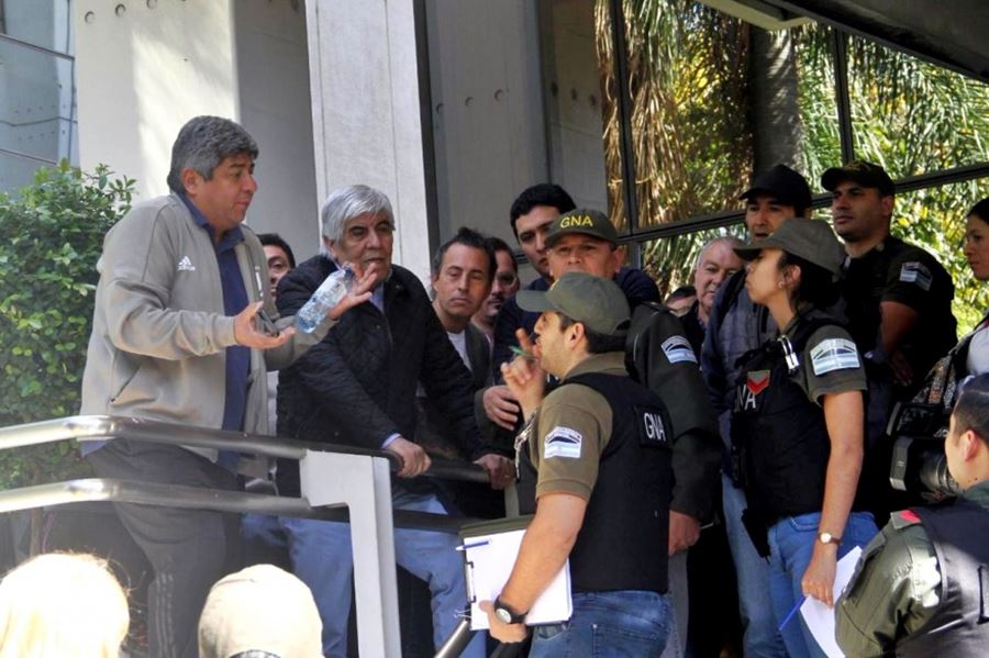 "Esto es peor que los milicos", dijo Moyano en medio del impresionante allanamiento en Camioneros