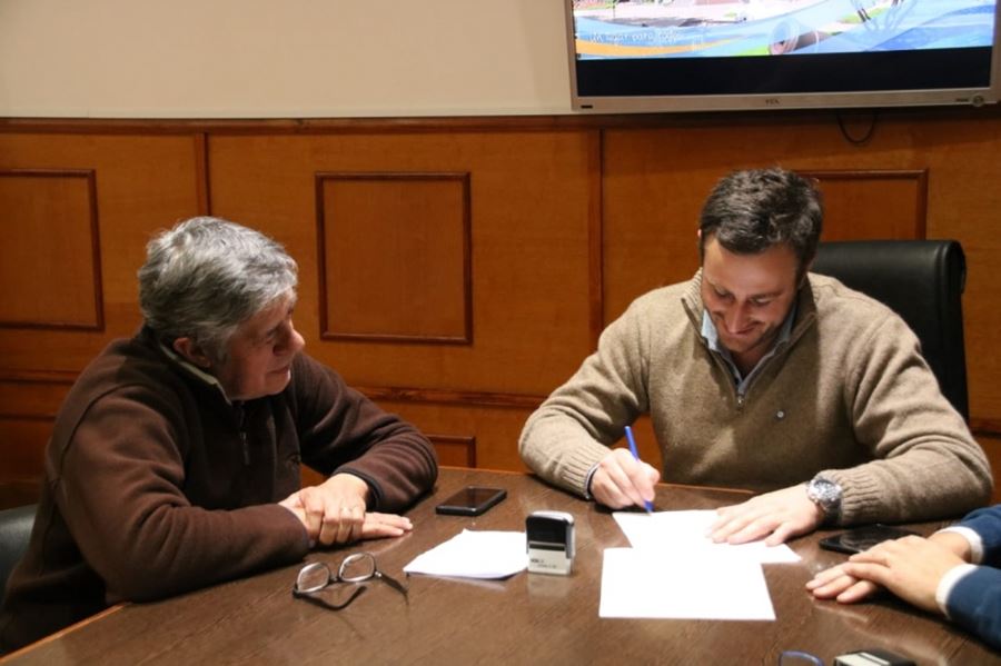 Ralinqueo firmó un aumento para los municipales: "Tenemos que seguir saldando la deuda histórica con los trabajadores"