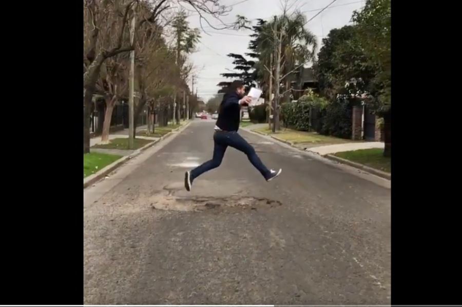 Nace el salto al bache: Delfino "creó" un nuevo deporte para enrostrarle a Zabaleta el estado de las calles