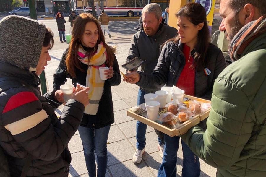 Candidatos a concejales compartieron el desayuno con jubilados en Vicente López