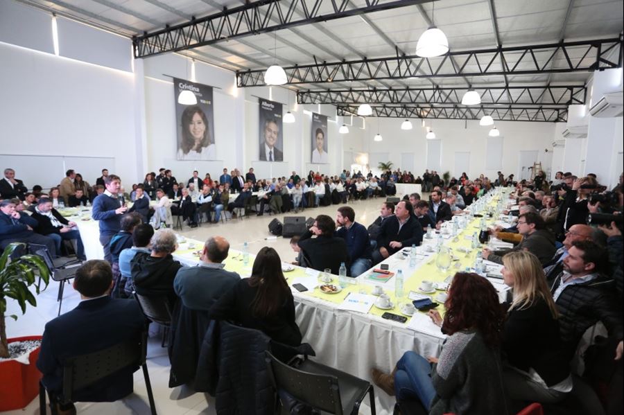 Kicillof se reunió con intendentes y candidatos de los 135 municipios bonaerenses