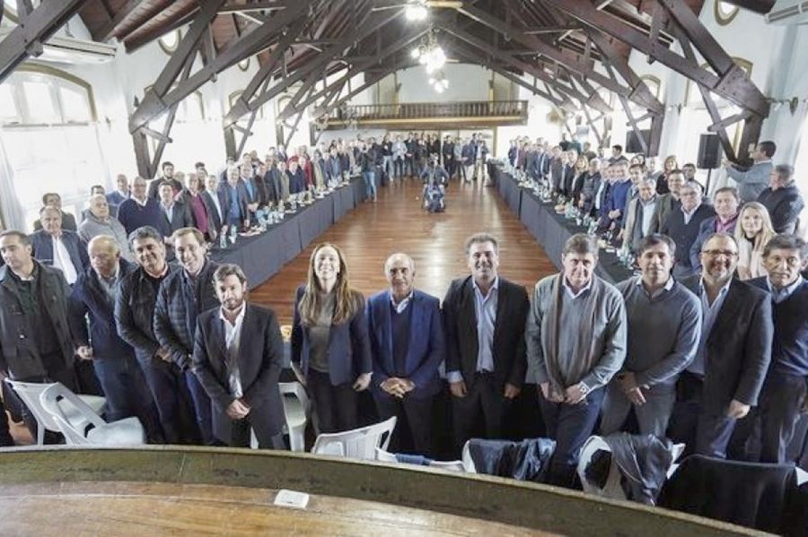 Vidal se reunió con sus intendentes en La Plata y les pidió "escuchar más a los vecinos"