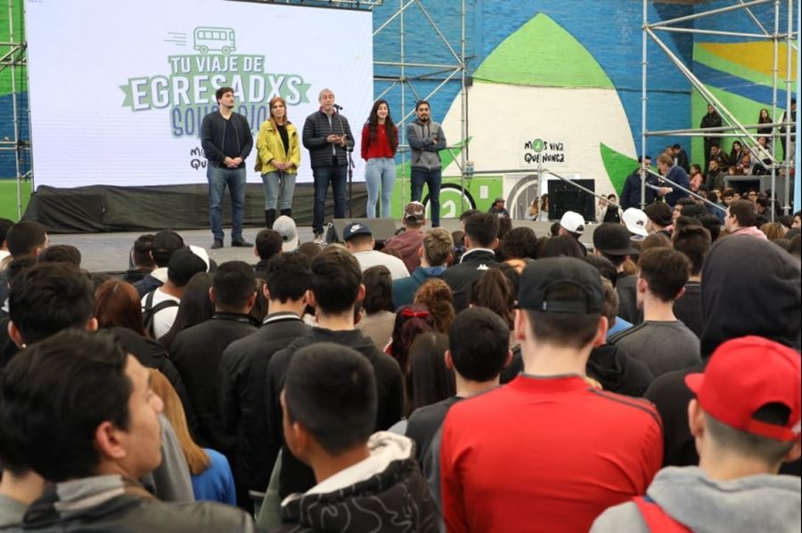 Ferraresi puso en marcha el programa que financia los viajes de egresados a estudiantes de Avellaneda