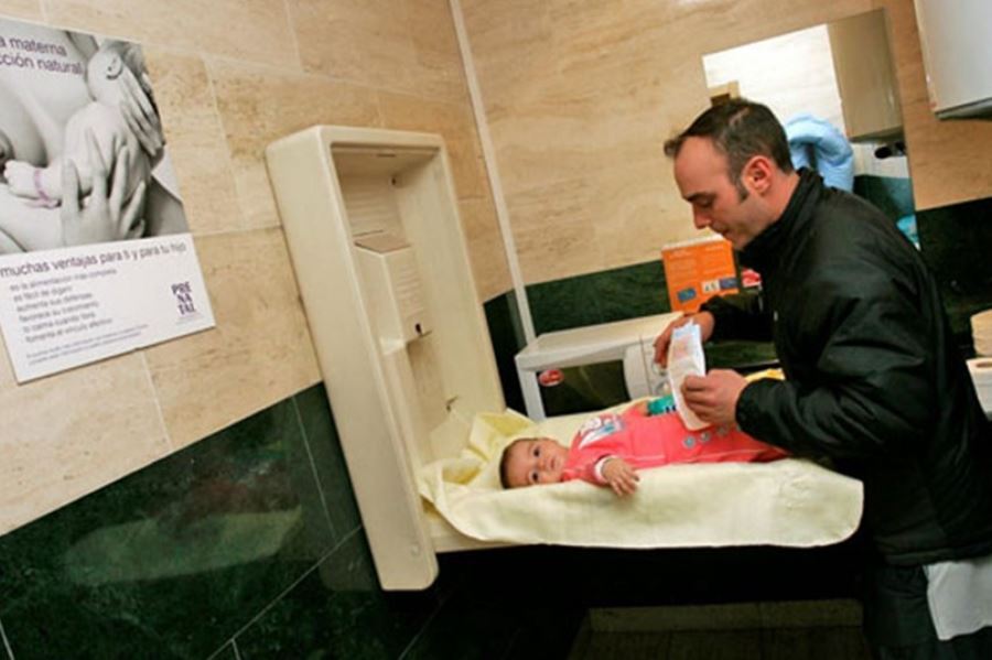 Avanza una ley para poner cambiadores de bebés en baños públicos de mujeres y hombres