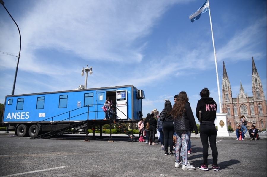 La oficina móvil de ANSES se instaló en Plaza Moreno y brindará atención durante quince días