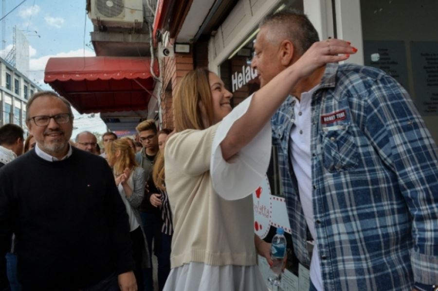 Vidal sigue caminando terrenos propios: Recorrió Tres de Febrero con Valenzuela