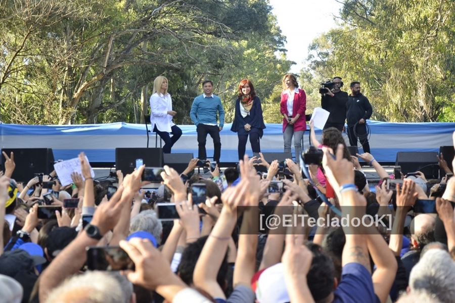 Kicillof, Magario y Cristina cerraron la campaña ante una multitud en el corazón del Bosque platense