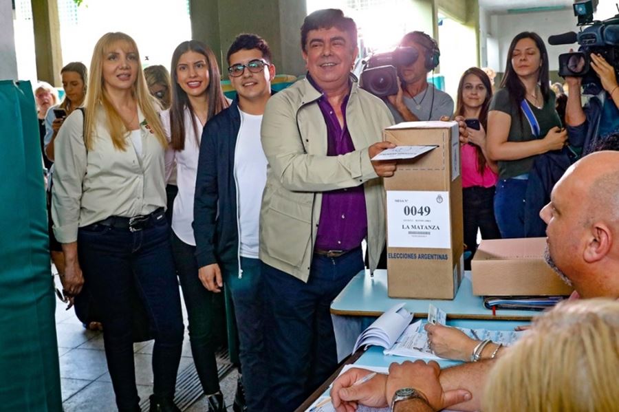 "Los argentinos tenemos que estar unidos para terminar con las grietas", dijo Fernando Espinoza tras votar