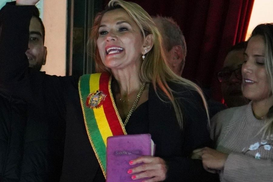 Bolivia: la cúpula de las Fuerzas Armadas y la Policía reconocen a Jeanine Áñez como presidenta