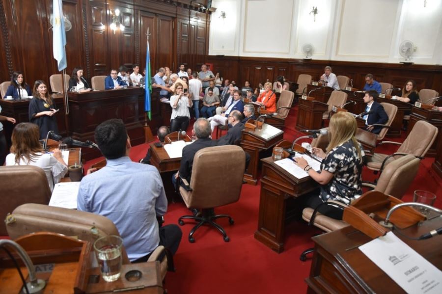 Repudio a una agencia de noticias y prórroga del período legislativo hasta el 31 de diciembre