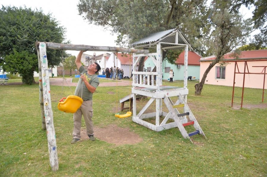 Watson participó de la jornada de remodelación en el Hogar “Arco Iris”