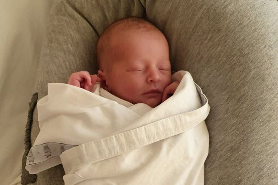 El intendente de Pinamar fue papá por primera vez y presentó a su bebé vía redes