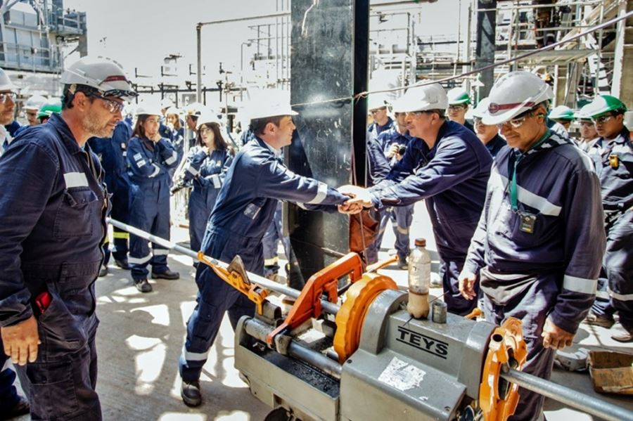 Kicillof visitó una refinería en Campana y reafirmó su apoyo a la industria petrolera