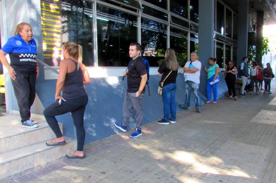 La Plata suma medidas de prevención: Distancia en las filas y suspensión de talleres para adultos mayores