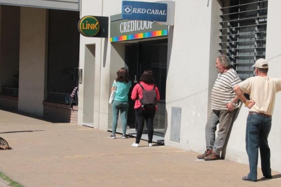 Líneas en el suelo y sillas con distancia social: cómo cobraron los jubilados en 25 de Mayo