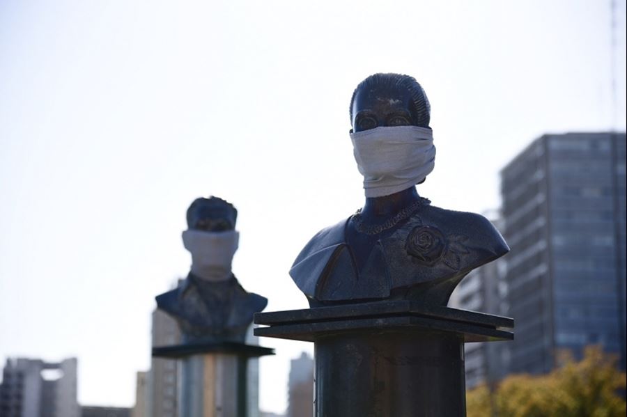 En La Plata, las estatuas emblemáticas de la ciudad amanecieron con tapabocas