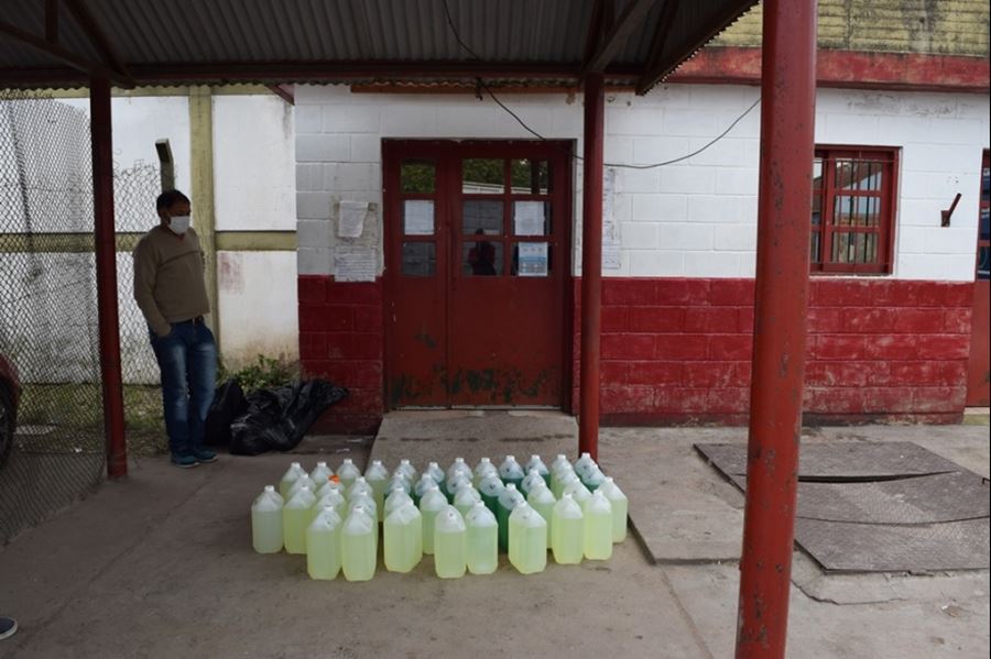 Coronavirus: Estudiantes de la UNLP llevaron lavandina y jabón líquido a cárceles bonaerenses