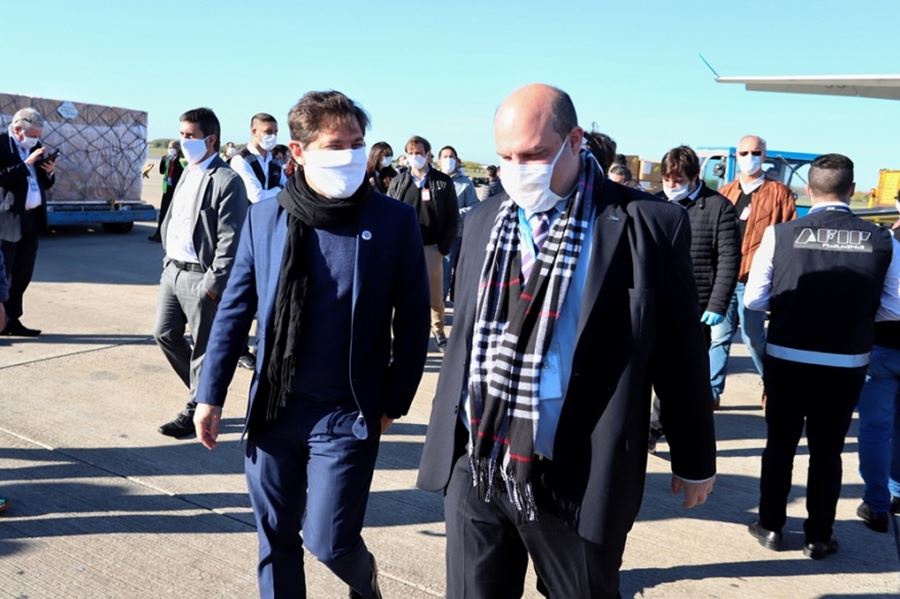 Kicillof recibió el avión de Aerolíneas Argentinas que llegó desde China con insumos para uso médico